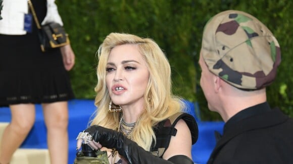 Madonna aposta em acessórios no red carpet: grillz nos dentes e cantil com vinho