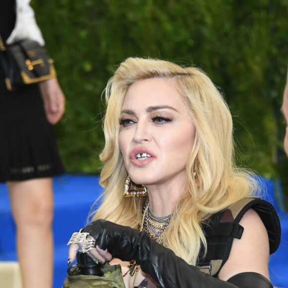 Madonna matou a sede com um cantil no tapete vermelho do MET Gala, em Nova York, nos Estados Unidos, nesta segunda-feira (1º)