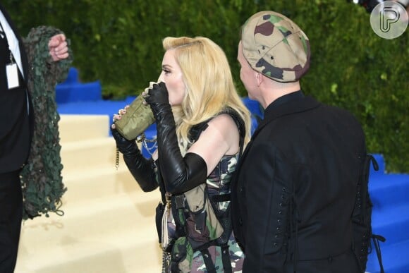 Madonna surpreendeu ao beber vinho rosé em cantil no tapete vermelho