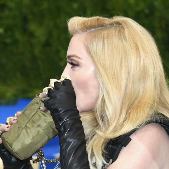 Madonna surpreendeu ao beber vinho rosé em cantil no tapete vermelho