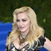 Madonna usou um grillz nos dentes ao passar pelo tapete vermelho