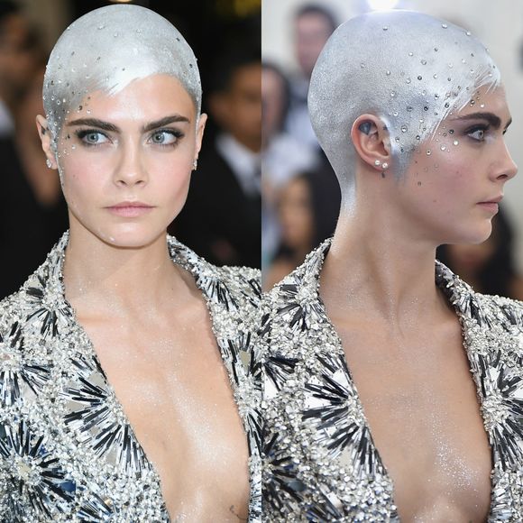 Cara Delevingne estreou o visual careca no MET Gala, em Nova York, na última segunda-feira, 1 de maio de 2017