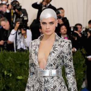 Cara Delevingne estava com glitter perto dos seios no MET Gala