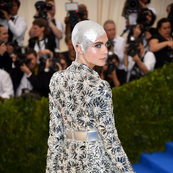 Cara Delevingne estava com um look metalizado no MET Gala