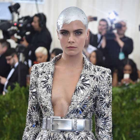 'Pisou real! Que ousadia, garota', elogiou um internauta sobre o look de Cara Delevingne