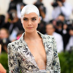 Cara Delevingne usou um look Chanel no MET Gala