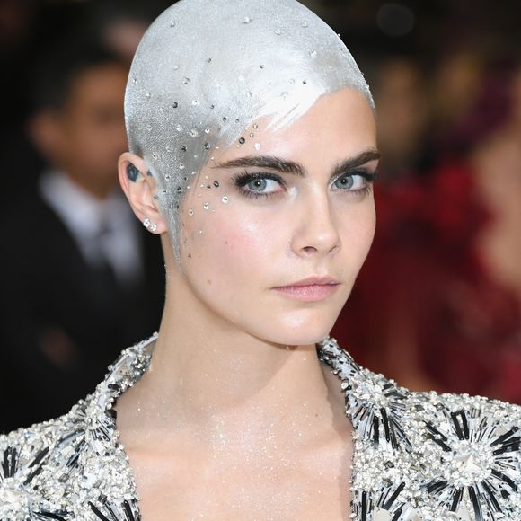 Cara Delevingne colou cristais na cabeça para completar o look