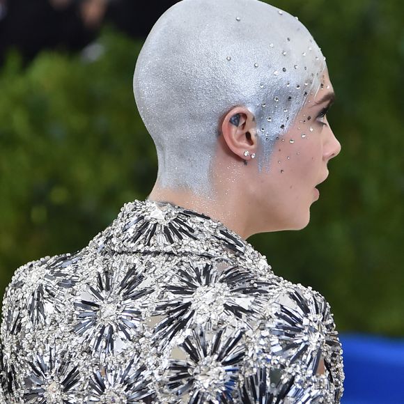 Cara Delevingne chamou atenção por exibir o look careca no MET Gala