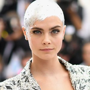 Cara Delevingne pintou o cabelo com tinta prateada para o MET Gala