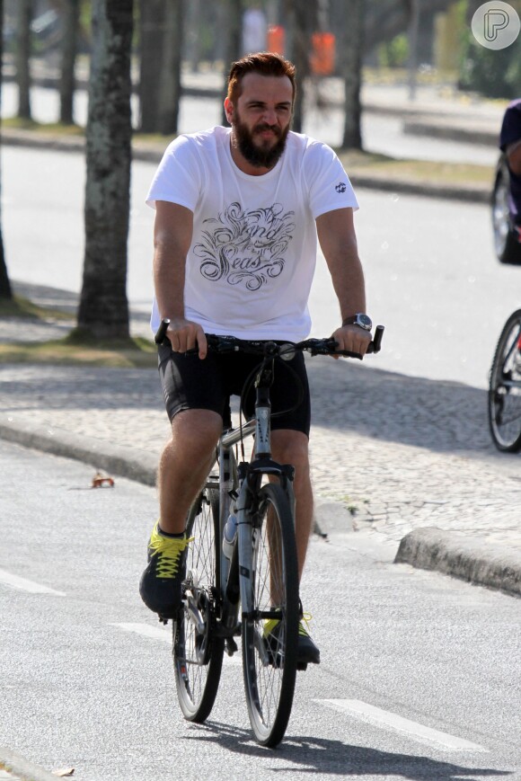 Rodrigo Lombardi pedala com visual barbudo no Rio de Janeiro