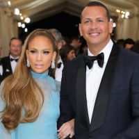Jennifer Lopez surge com novo namorado no MET Gala 2017: 'Eu e meu belo homem'