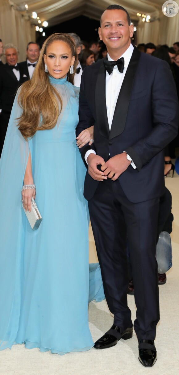 O casal Jennifer Lopez e Alex Rodriguez roubou a cena durante sua a passagem pelo tapete vermelho do MET Gala, que aconteceu na noite desta segunda-feira, 1 de maio de 2017