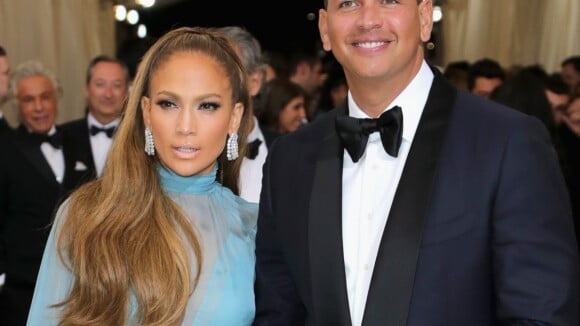 Jennifer Lopez surge com novo namorado no MET Gala 2017: 'Eu e meu belo homem'