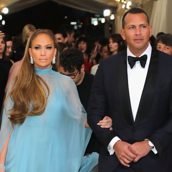 Jennifer Lopez viveu um breve relacionamento com o rapper Drake, antes de assumir o namoro com o ex-jogador dos Yankees, Alex Rodriguez