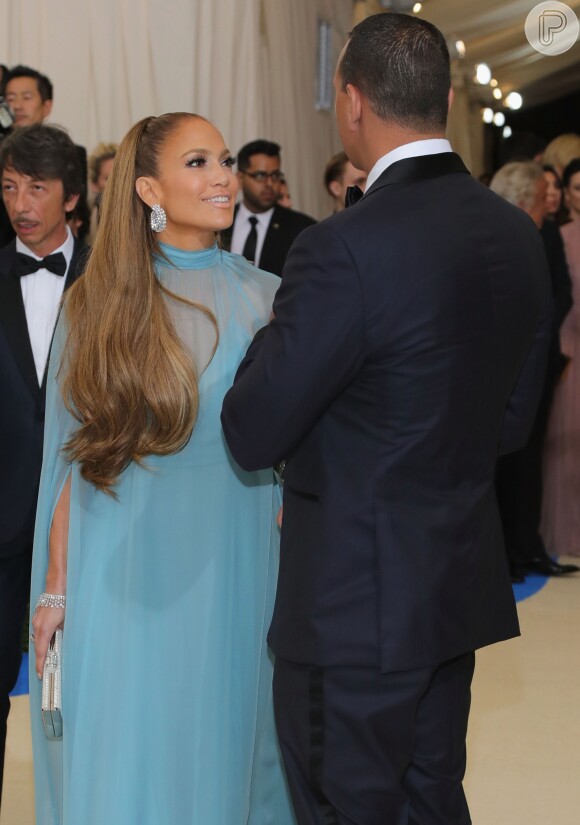 Jennifer Lopez e Alex Rodriguez assumiram o namoro em março de 2017. O jogador comentou sobre o romance e confirmou rumores durante uma participação em um programa de TV