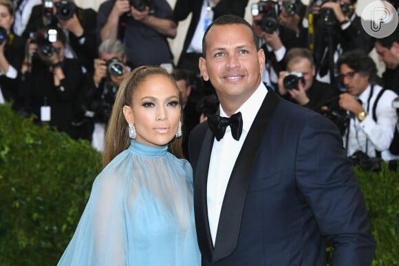 Jennifer Lopez e Alex Rodriguez, ex-jogador dos Yankees, apareceram pela primeira vez juntos em um tapete vermelho no MET Gala, que aconteceu na noite desta segunda-feira, 1 de maio de 2017