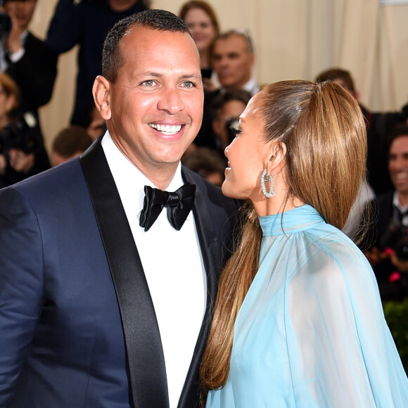 Jennifer Lopez publicou alguns cliques feitos pelos fotógrafos em seu perfil oficial no Instagram