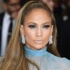 Jennifer Lopez apostou em uma maquiagem nude para compor o look azul e arrancou elogios dos fãs durante sua passagem pelo tapete vermelho do MET Gala, que aconteceu na noite desta segunda-feira, 1 de maio de 2017