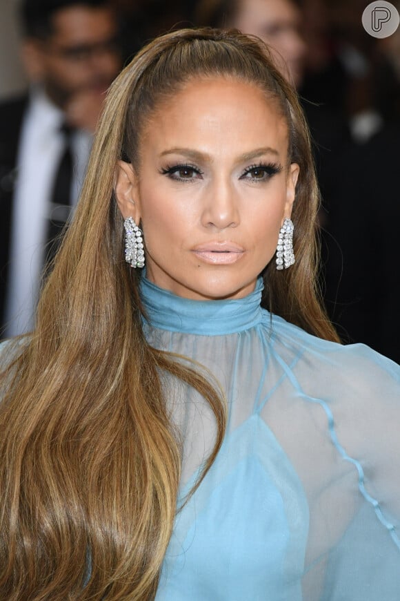 Jennifer Lopez apostou em uma maquiagem nude para compor o look azul e arrancou elogios dos fãs durante sua passagem pelo tapete vermelho do MET Gala, que aconteceu na noite desta segunda-feira, 1 de maio de 2017