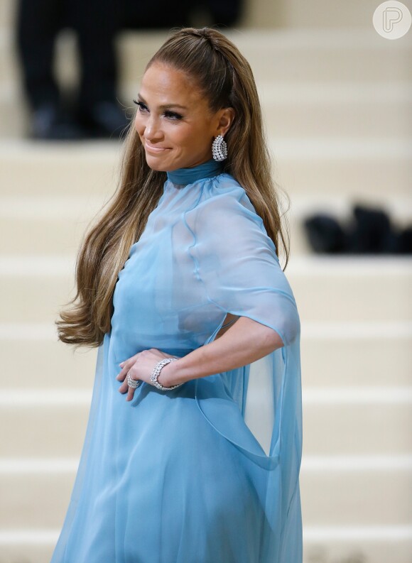 Jennifer Lopez roubou a cena com seu look durante a passagem pelo tapete vermelho do MET Gala. O evento aconteceu na noite de segunda-feira, 1 de maio de 2017