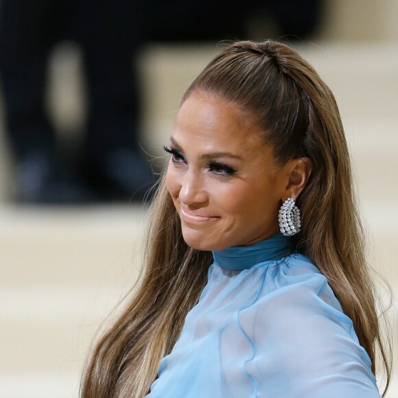 Jennifer Lopez roubou a cena com seu look durante a passagem pelo tapete vermelho do MET Gala. O evento aconteceu na noite de segunda-feira, 1 de maio de 2017