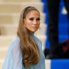 Jennifer Lopez apostou em um longo azul turquesa para a cerimônia do MET Gala 2017, que aconteceu no Museu Metropolitan, em Nova York, na noite desta segunda-feira, 1 de maio de 2017