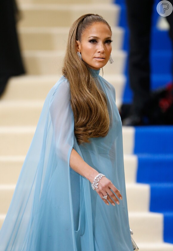 Jennifer Lopez apostou em um longo azul turquesa para a cerimônia do MET Gala 2017, que aconteceu no Museu Metropolitan, em Nova York, na noite desta segunda-feira, 1 de maio de 2017