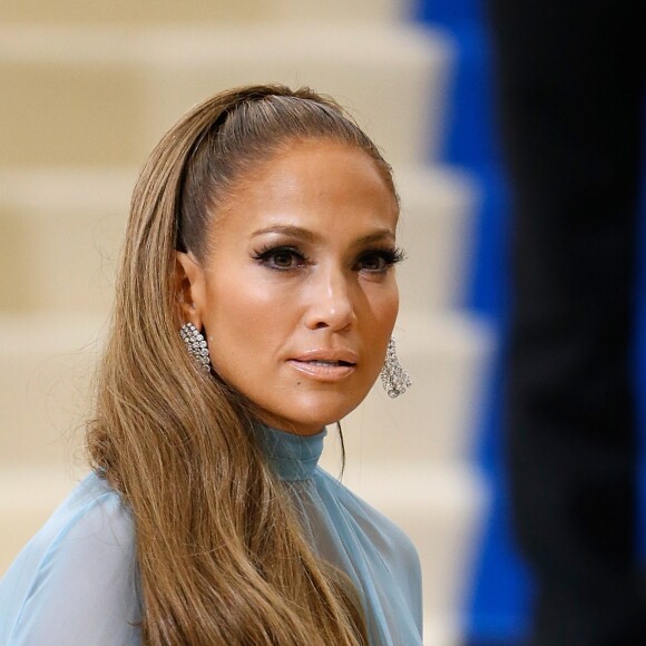 Jennifer Lopez apostou em um longo azul turquesa para a cerimônia do MET Gala 2017, que aconteceu no Museu Metropolitan, em Nova York, na noite desta segunda-feira, 1 de maio de 2017
