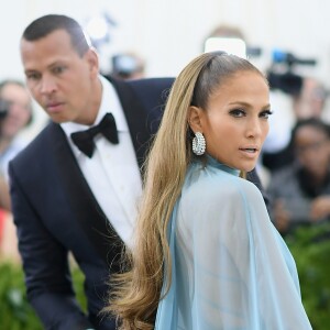 Jennifer Lopez apostou em um longo azul turquesa para a cerimônia do MET Gala 2017, que aconteceu no Museu Metropolitan, em Nova York, na noite desta segunda-feira, 1 de maio de 2017