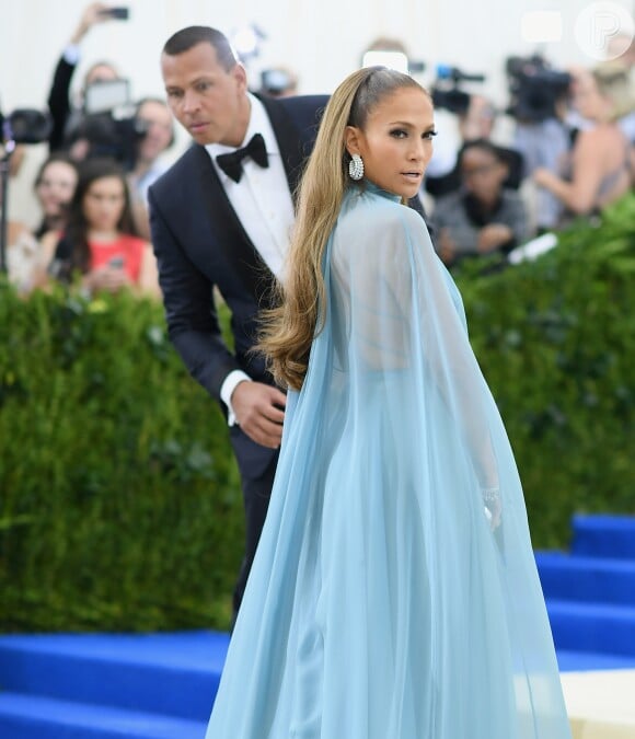 Jennifer Lopez apostou em um longo azul turquesa para a cerimônia do MET Gala 2017, que aconteceu no Museu Metropolitan, em Nova York, na noite desta segunda-feira, 1 de maio de 2017