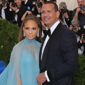 Jennifer Lopez e o empresário Alex Rodriguez surgiram pela primeira vez juntos em um tapete vermelho durante a cerimônia do MET Gala 2017