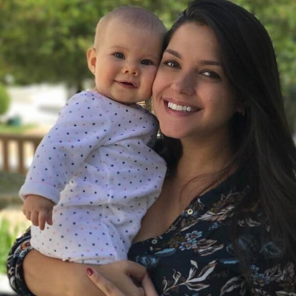 'Começou a complicar para a mamãe aqui. Uma neném no colo e outro na barriga', disse Thais Fersoza em seu InstagramThais Fersoza