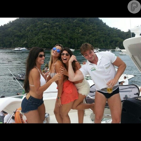 Thor Batista e Paola Leça curtem Angra dos Reis, no Rio, com amigos