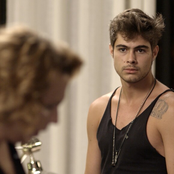 'Mãe, eu passei a vida sonhando em ver meu pai de novo! É só um jantar, véio...', diz Léo Régis (Rafael Vitti) para Néia (Ana Beatriz Nogueira) quando ela tenta colocar Almir (Evandro Mesquita) para fora de sua casa, na novela 'Rock Story'