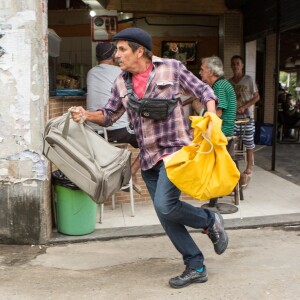 Almir (Evandro Mesquita) resolve ir embora depois que Néia (Ana Beatriz Nogueira) derruba angu em sua roupa, na novela 'Rock Story'