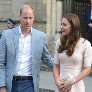 Kate Middleton e Príncipe William estão processando seis pessoas: três fotógrafos, dois editores das duas revistas que publicaram as fotos e o presidente do grupo editorial que publica uma delas