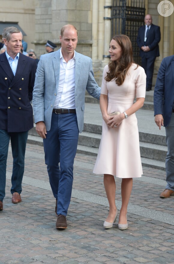 Kate Middleton e Príncipe William estão processando seis pessoas: três fotógrafos, dois editores das duas revistas que publicaram as fotos e o presidente do grupo editorial que publica uma delas