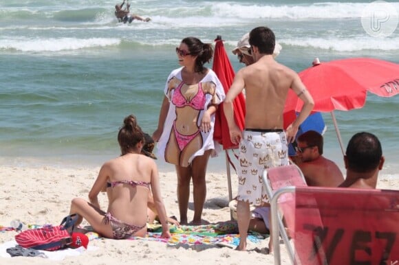 Giovanna Lancellotti curte praia sem a companhia do namorado, o ator Arthur Aguiar