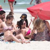 Sem o namorado, Giovanna Lancellotti se diverte em praia com amigos