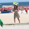 Giovanna Lancellotti deixa praia com vestido estampado