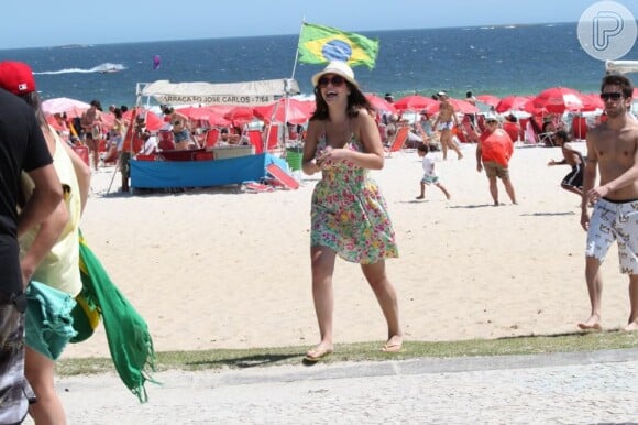 Giovanna Lancellotti deixa praia com vestido estampado
