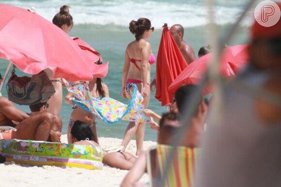 Giovanna Lancellotti foi fotografada na praia da Barra, no Rio, ao lado de amigos