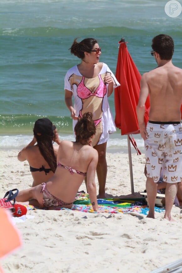 Giovanna Lancellotti usa saída de praia com estampa divertida