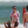 Giovanna Lancellotti aproveita praia com amigos, no Rio