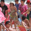 Giovanna Lancellotti dá boa gargalhadas em praia carioca