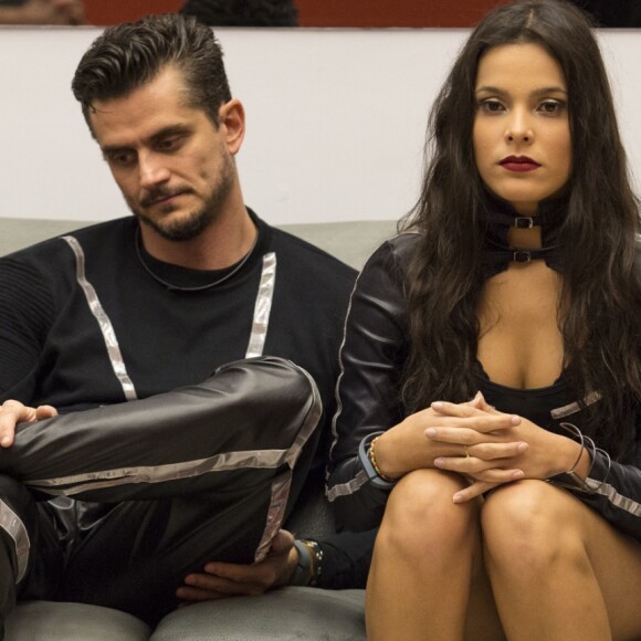 O ex-BBB Marcos ficou irritado com os fãs que torcem pela reconciliação com Emilly, durante uma live do Instagram, na última terça-feira, 2 de maio de 2017