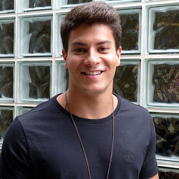 'Foi um beijo. Nada mais do que isso. Não houve nada mais', disse Arthur Aguiar sobre a ex-BBB Emilly