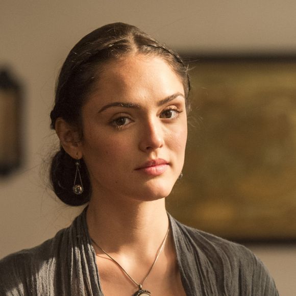 Anna (Isabelle Drummond) vê Thomas (Gabriel Braga Nunes) indo para o partido português e desconfia, na novela 'Novo Mundo'