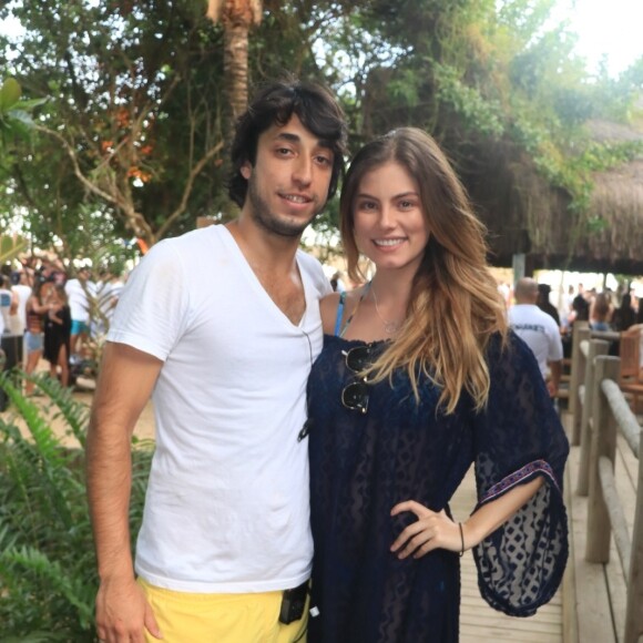 Bruna Hamú, o marido, Diego, e o filho deixaram a maternidade nesta quarta-feira (03)