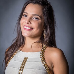 'Toda essa gente que fica inventando coisas ao nosso respeito deveria estar aqui em Angra curtindo e relaxando', criticou a ex-BBB Emilly